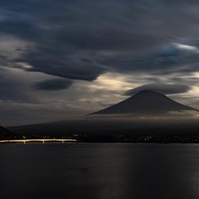 富士山的傍晚，阳光正好落在桥上