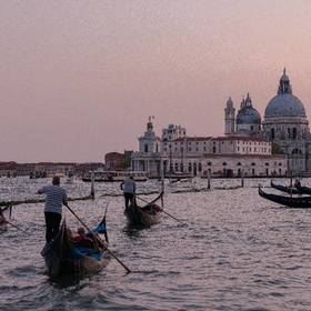 威尼斯的黄昏与船夫。照片拍摄于今年八月中旬，在一个...