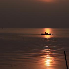 取景：出去玩刚好看见太湖，夕阳下渔舟唱晚

曝光：...