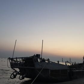取景：
晚霞下，一艘渔船停在岸边，如此静谧的画面，...