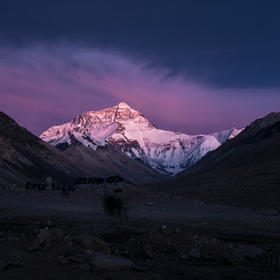 取景：55mm拍摄以珠峰为主题，包含日落后天空紫色的光...