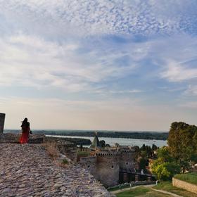 在塞尔维亚的卡莱梅格丹城堡上，准备找位置拍摄落日，...