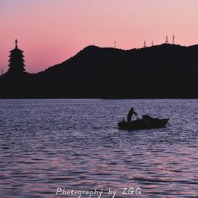 北京国际会都雁栖湖畔。
等了两个小时才来划船的人，犹...