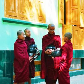参观缅甸曼德勒的马哈伽纳扬僧院的千人僧饭，吃饭前僧...