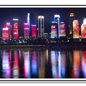 重庆上演国庆灯光秀，美丽的山城美丽的夜色。...