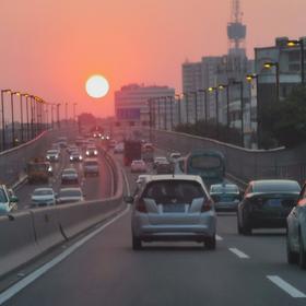 广州内环路，开车回家的路上，这天的落日太美好了，太...