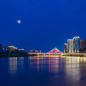取景：家乡涪江畔，中秋后夜色湛蓝，跨江大桥灯光璀璨...