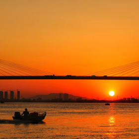 取景：日落时分，我在江边，终于等来了一艘船

曝光...