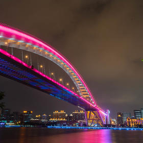 取景：国庆前，上海卢浦大桥。不停变幻色彩的景观灯把...