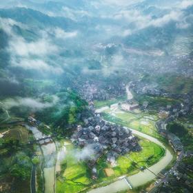 取景：广西三江程阳侗寨，早晨空气清新，云雾缭绕。
...