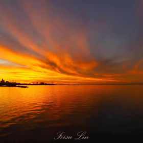 下午五点钟太阳落下前的伊利湖畔，把晚霞染红了。10mm...