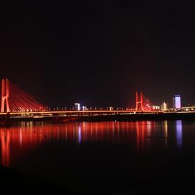 南昌八一大桥的夜景，处处洋溢着红色气息...