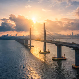 取景：港珠澳大桥作为主体 远处城市海岸线作为衬托 等...