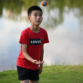 取景：抓拍小孩在湖边玩小皮球的动态场景

曝光：正...