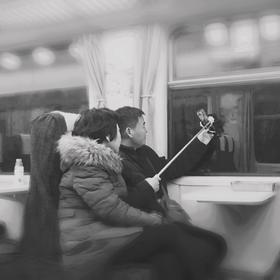 取景：火车上偶遇一对在自拍的夫妻、自拍对于年轻人而...