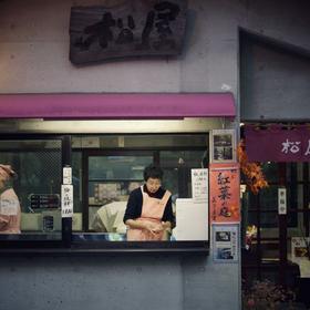 太宰府车站前的商业街上，刚刚开张的“梅枝饼”店。...