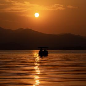 取景：在西湖的时候，太阳下山前，最后的几个游船

...