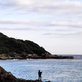 屋久岛海边抓拍的钓鱼人，连拍了几张找到了一张动作最...