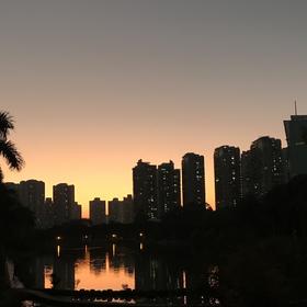 取景：
落日下的深圳大学文山湖，宁静致远……
曝光...