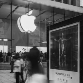 取景：南京路一头，苹果店巨大的玻璃幕墙反射出对面三...