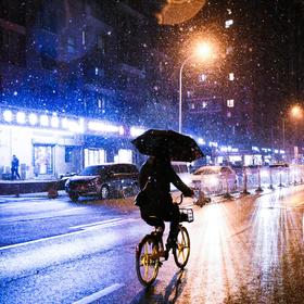去北京出差，碰到了初雪，在落雪最大的时候拎着相机出...