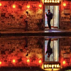 取景：安徽宏村月沼湖的红色调夜景倒影。

曝光：速...