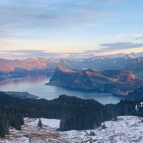 瑞士皮拉图斯峰下山的缆车上，从白雪皑皑的群山环绕中...