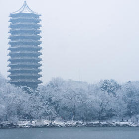 取景：上周北京下雪了，在学校里拍了几张，这算是北大...
