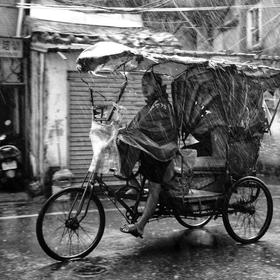 取景：下雨天，骑三轮车的师傅冒雨经过小巷子

曝光...