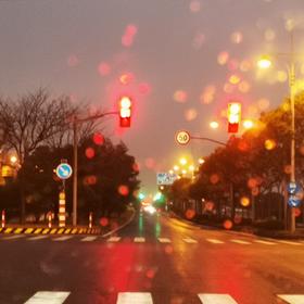 取景：早上六点多送孩子上学的路上，到路口等红灯时，...