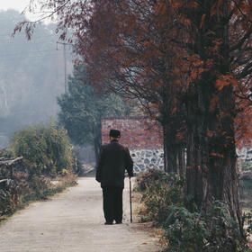 取景：在一天农村的小路上一个老人在独行

曝光：那...