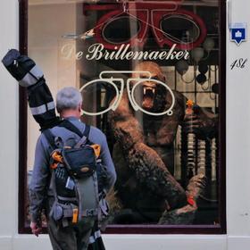 拍摄于阿姆斯特丹，这家眼镜店里有一只金刚，等到与它...