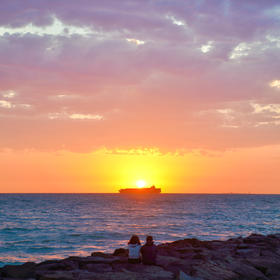 取景：澳大利亚墨尔本St Kilda沙滩，夕阳西下，一对情...