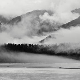 取景：早上到达湖边时，远处山峰云雾缭绕，用长焦拍了...