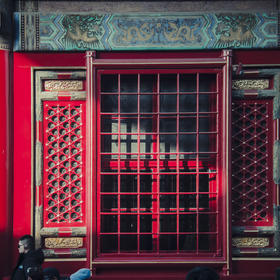 拍摄于北京故宫，稍微等待光成为对角线时拍摄。游客太...