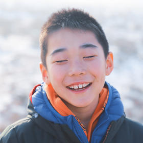 冬天的内蒙古让弟弟的小脸冻的通红，脸上还是洋溢着笑...