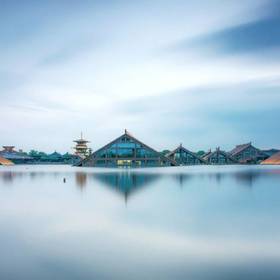 在广富林文化遗址公园拍摄蓝色时刻，宁静的氛围。...