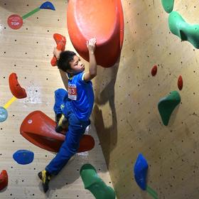 《小蜘蛛侠》，在广州户外运动节攀岩比赛中执行拍摄任...
