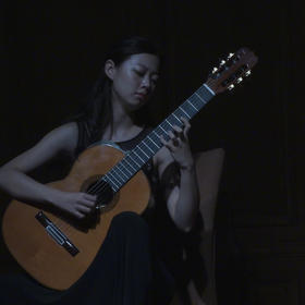 八月去 西安秦岭参加吉他艺术节，为一位美女吉他演奏家...