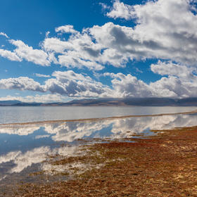 玛旁雍错是西藏的三大圣湖之一，站在湖边可以远眺神山...
