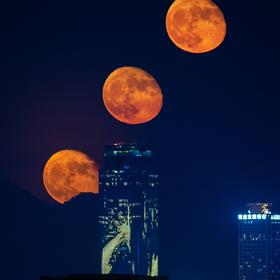 月升重庆环球金融中心，这是用巧摄序列计算好了月升到...