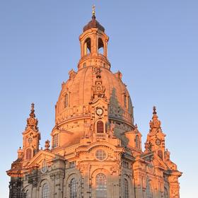 落日余晖洒在德累斯顿圣母大教堂顶上