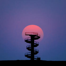 图834：夕阳里的瞭望塔。
长焦拍摄，缩小瞭望塔、放大...