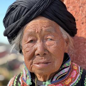 去年在云南骑行 拍摄的红彝族老人家
