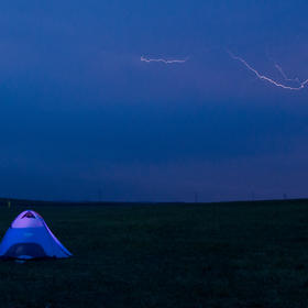 去乌拉盖草原时拍摄的，拍完黑夜闪电后，雷阵雨就在我...