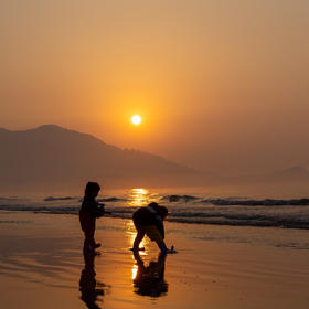 赶海，青岛旅游，在石老人海滩观日出，两孩子引起注意...
