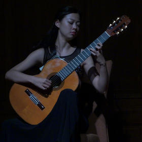八月去西安秦岭参加艺术节，为国内著名的美女吉他演奏...