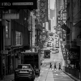香港是一个高度成熟和高度商业化的城市，每个人都像一...