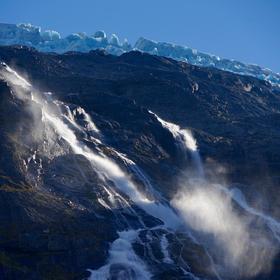 挪威布里斯达冰川和阳光照耀下的瀑布，看万年时光岁月...