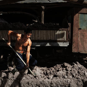 卢孔法，温州矾矿装车工，该工种劳动强度大，从业16年...